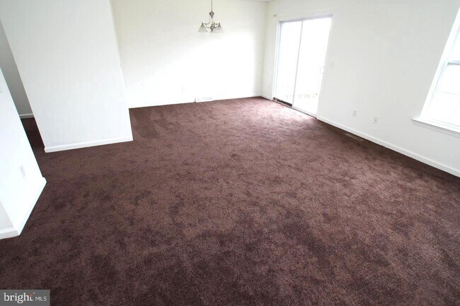 Building Photo - 219 E Sheldrake Cir