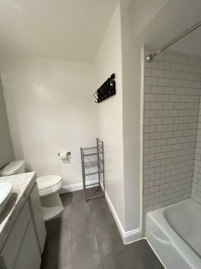 Building Photo - 2813 Coventry Dr