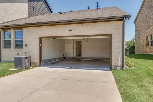 Building Photo - 1237 Pebblebrook Dr