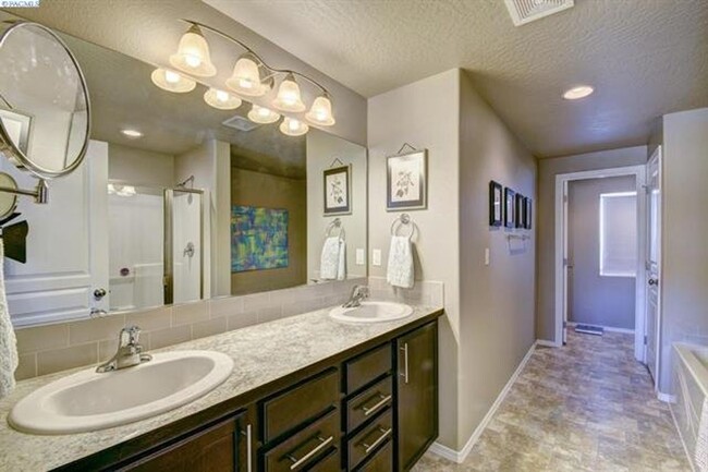Building Photo - Immaculant 4BD/2.5BA Single Family Home on...