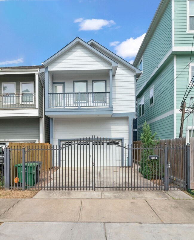 Building Photo - 206 Burr St