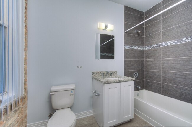 Building Photo - Spacious 4 Bed 3 Bath located in the North Center area