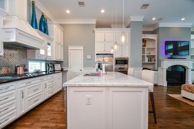 Building Photo - 2109 Bidwell Dr