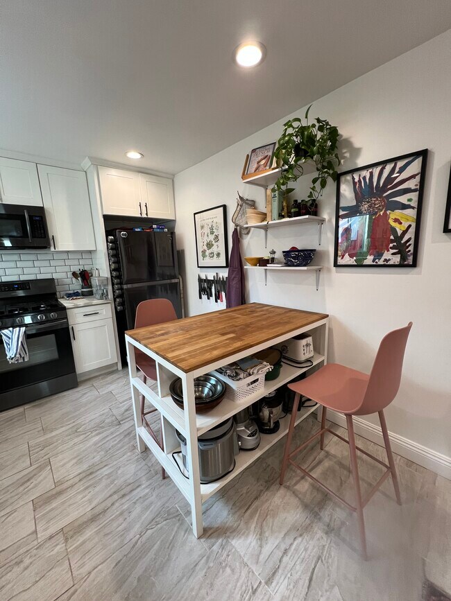 Building Photo - 3057 Vineyard Ave