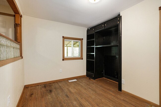 Building Photo - 3 Bedroom, 2 Bath Home in Grand Rapids! Available Now- Includes Washer and Dryer!