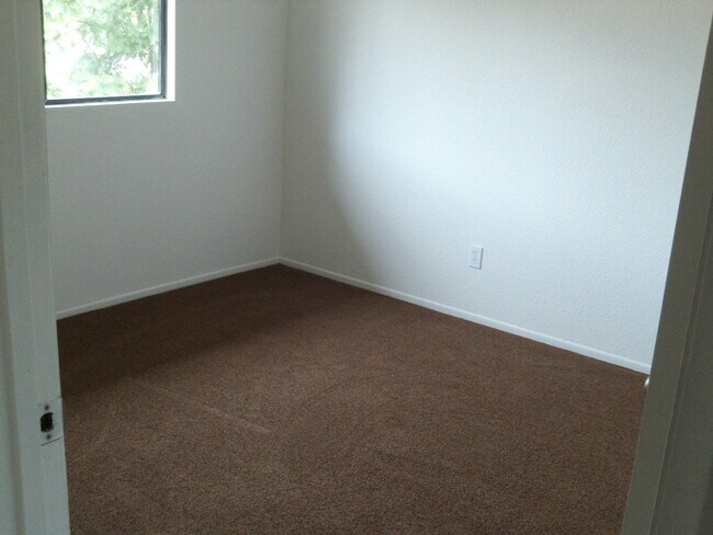 Building Photo - ( ( ( Coming Soon ) ) )  3 bed 2.5 bath La...