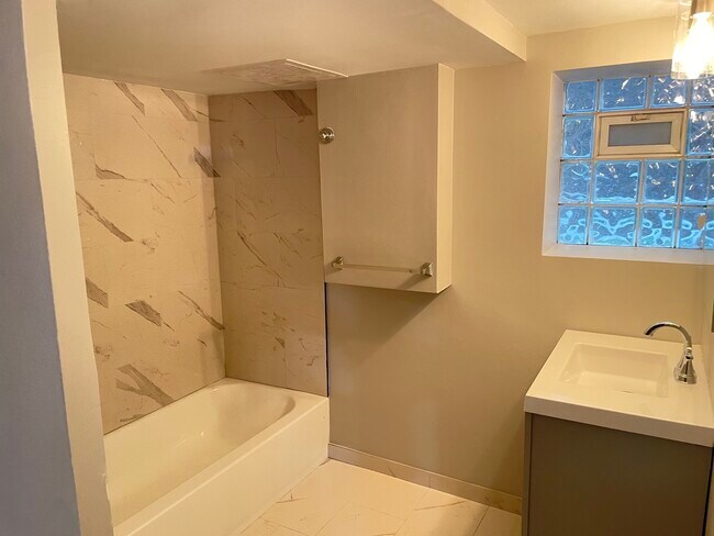 Building Photo - 2617 W Rascher Ave