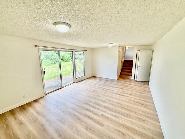 Building Photo - 4 BR/2.5 BA/4 PK/Available May 1