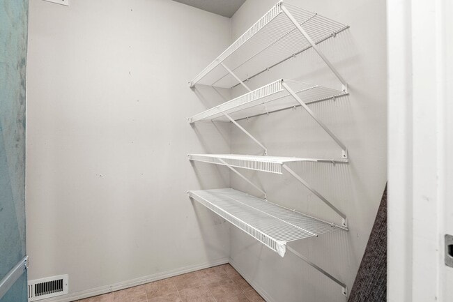 Building Photo - Upstairs 1-bedroom, 1-bath Apartment in an...