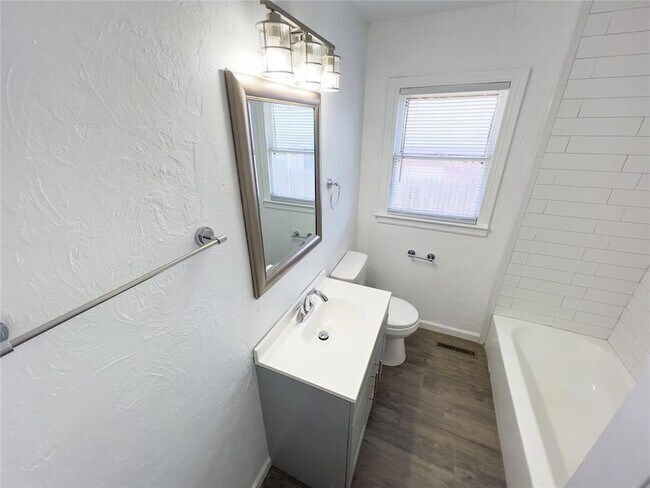 Building Photo - 2022 NW 33rd St