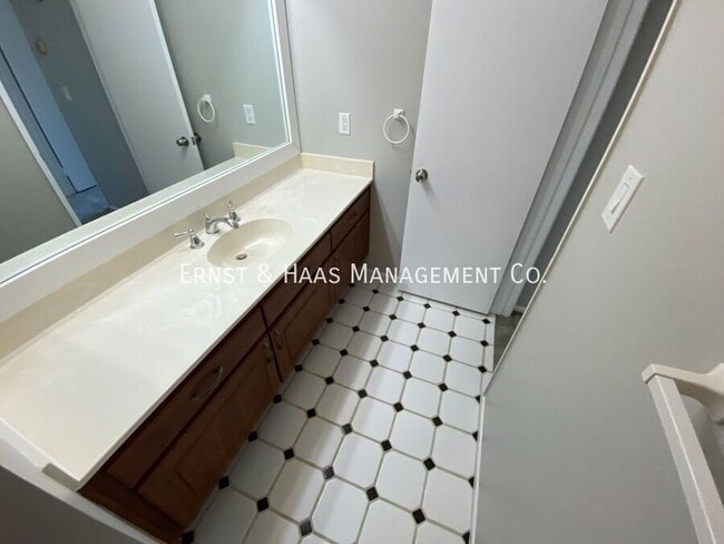 Building Photo - 576 N Bellflower Blvd