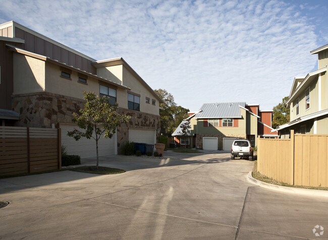 Building Photo - Valley View
