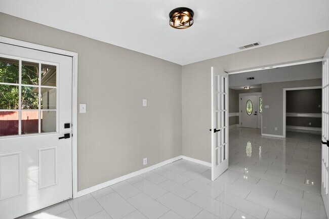 Building Photo - 505 Oak Ridge Dr
