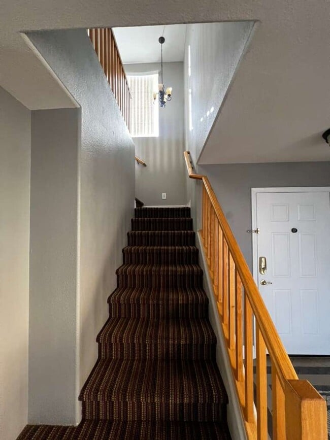 Building Photo - Must see 2 story 4 bed/3 bath home in the heart of SUMMERLIN