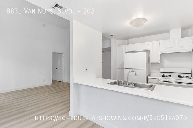 Building Photo - Beautiful updated spacious 1 Bed + 1 Bath ...