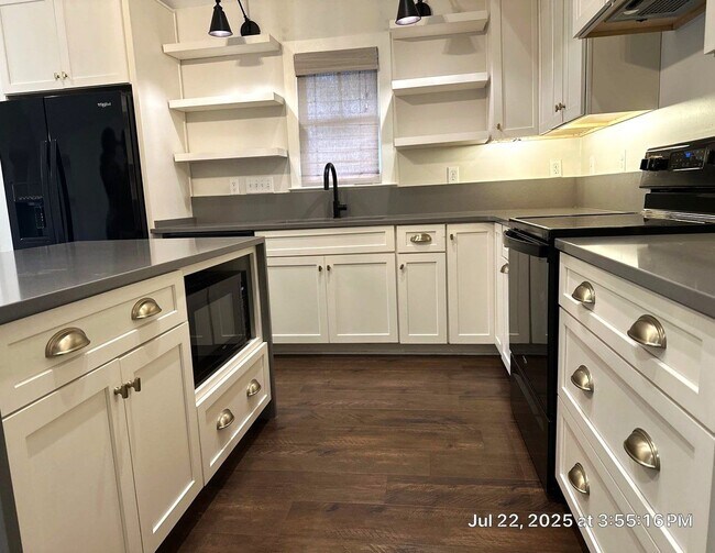 Building Photo - Gorgeous 3 Bedroom Cottage Style Home