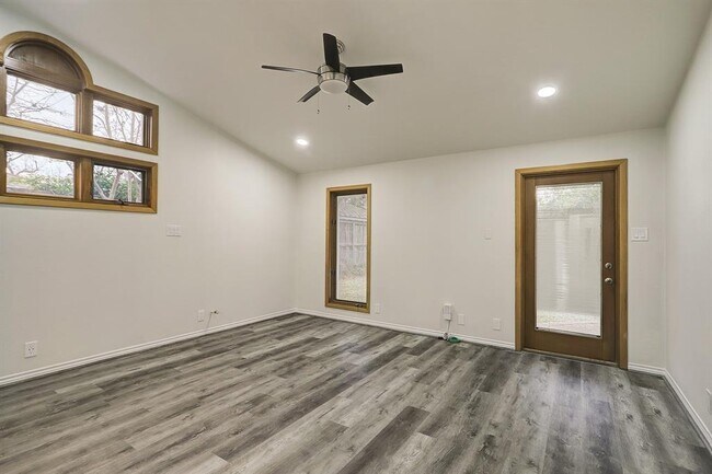 Building Photo - 1051 Gardenia Dr