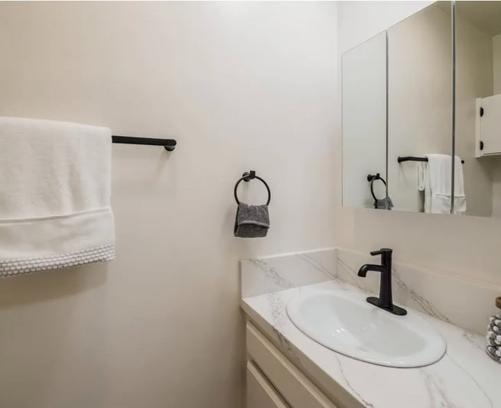 Building Photo - 220 E Live Oak St