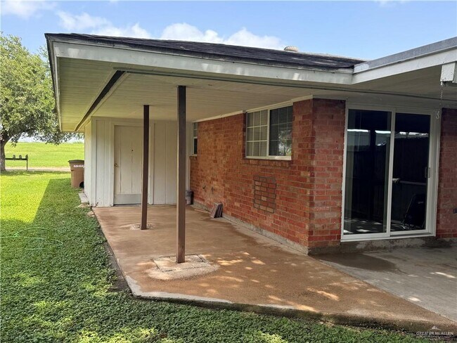 Building Photo - 15 Kenyon Rd