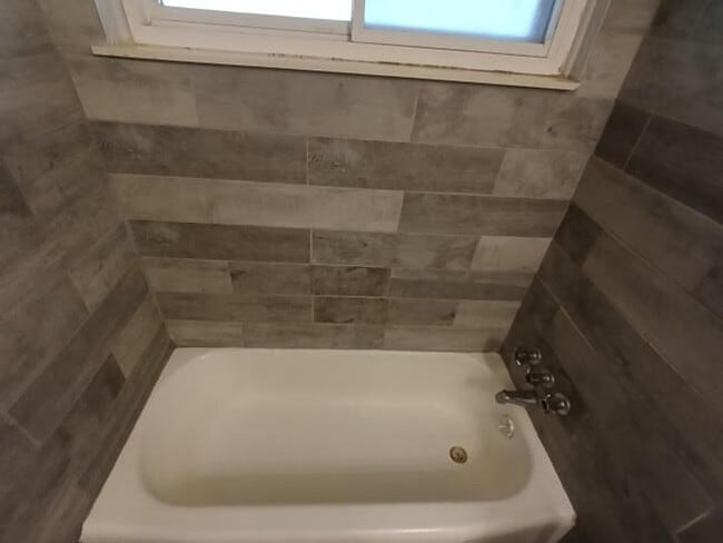 Building Photo - Cozy 2 bedroom 1 bathroom brick ranch