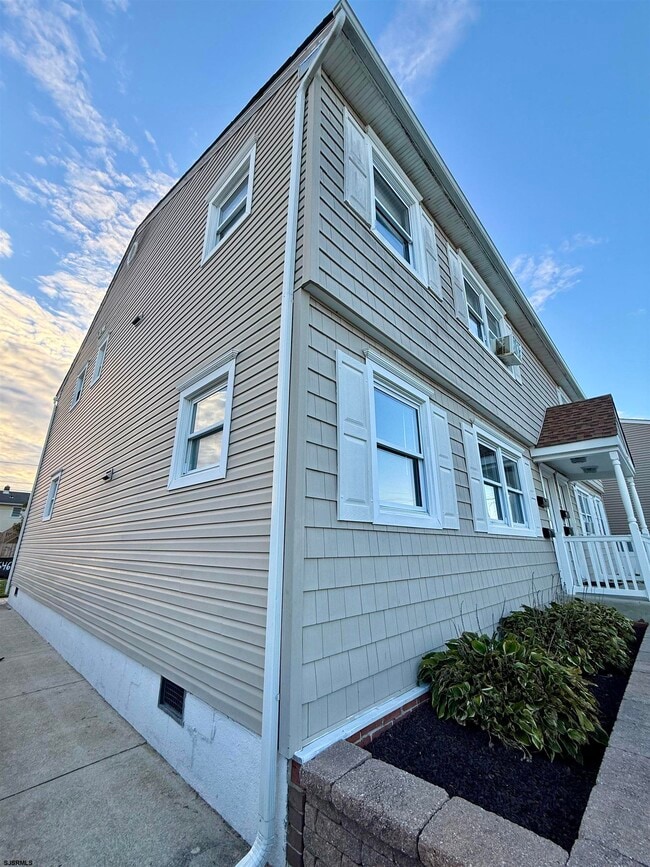 Building Photo - 646 N Dover Ave
