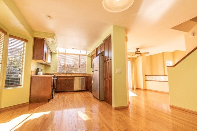 Building Photo - Tri-Level 3 bedroom 3 bath Home in Heart o...