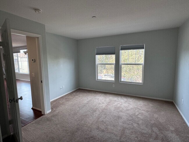 Building Photo - Beautiful 2 Bedroom, 2 Bathroom Oxnard Con...