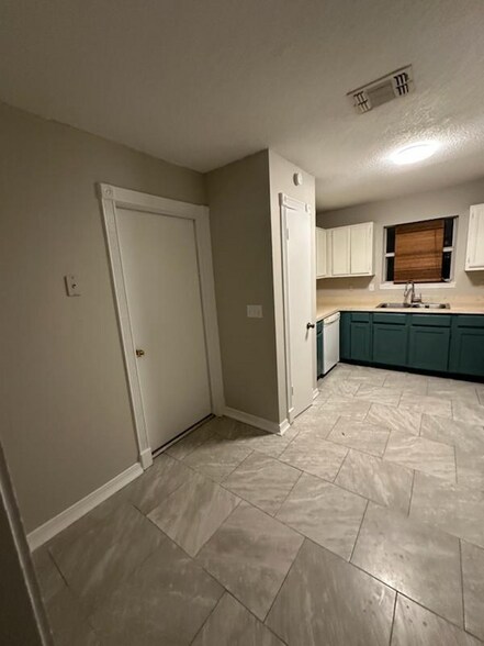 Building Photo - 6565 Arancio Dr W