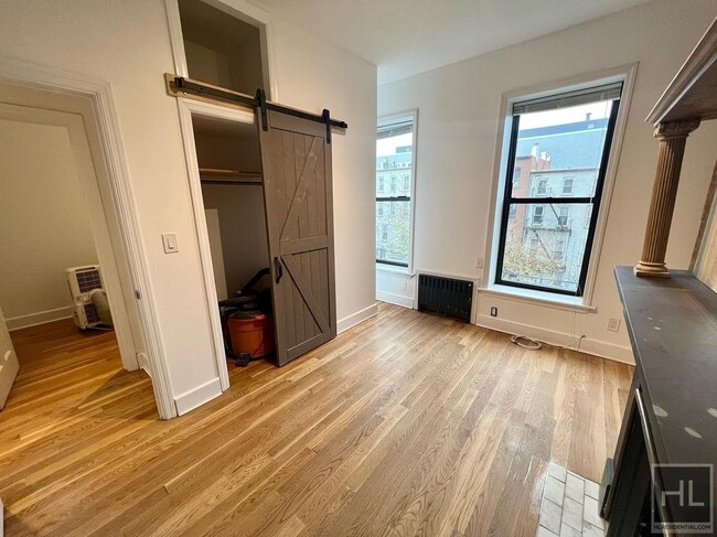 Building Photo - 2BR 1BA Top Floor 1901 Brownstone Original...