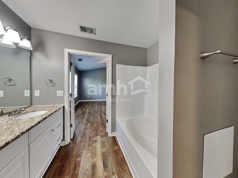 Building Photo - 2412 Newberry Ln
