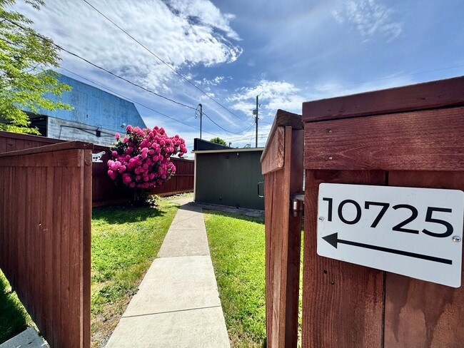 Building Photo - Charming 2 Bedroom Duplex - Granite Counters, Plank Flooring, Fully Fenced, Storage Shed!