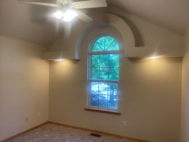 Building Photo - OZARK HOME CHECK OUT this charming 3 bedro...