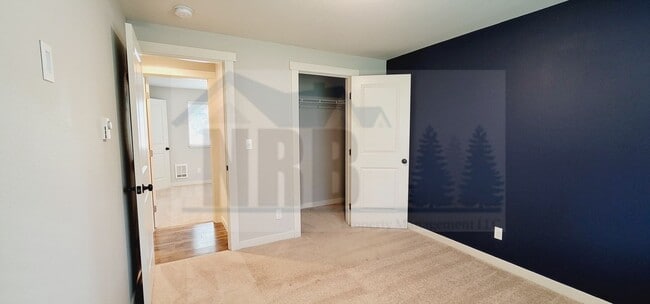 Building Photo - Stunning House in North Tacoma!