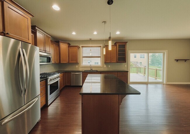 Building Photo - Beautifully Spacious 4bed 3.5bath Home, in...