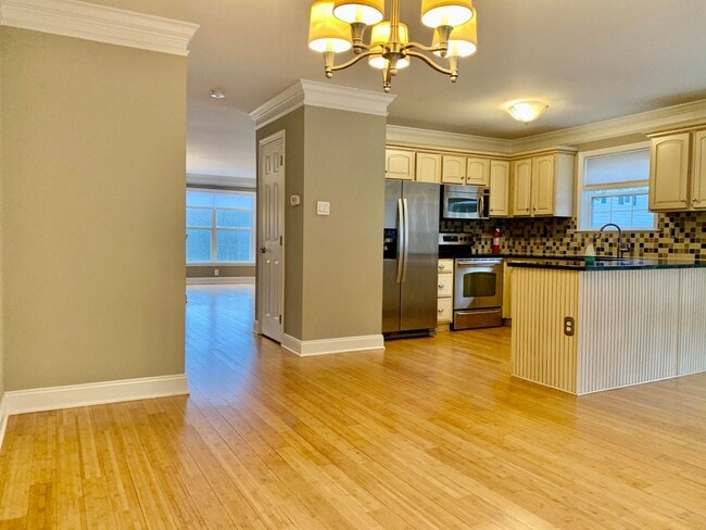 Building Photo - MUST SEE! End Unit, Electric Fireplace, Gr...