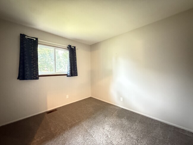 Building Photo - 208 Wallace Dr