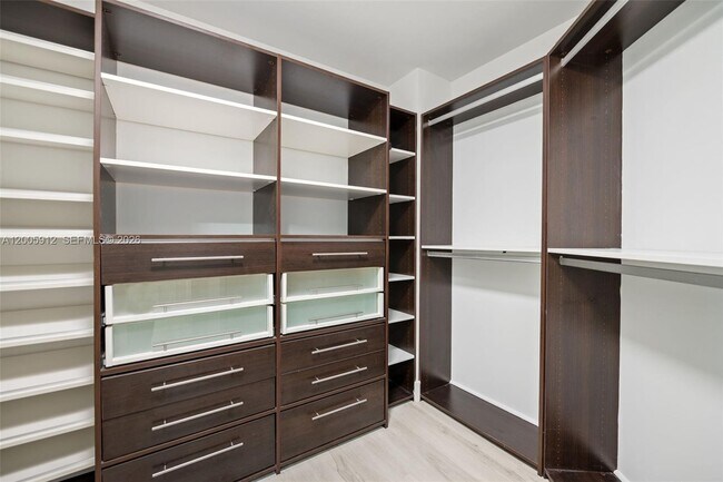 Building Photo - 21012 NE 34th Ct