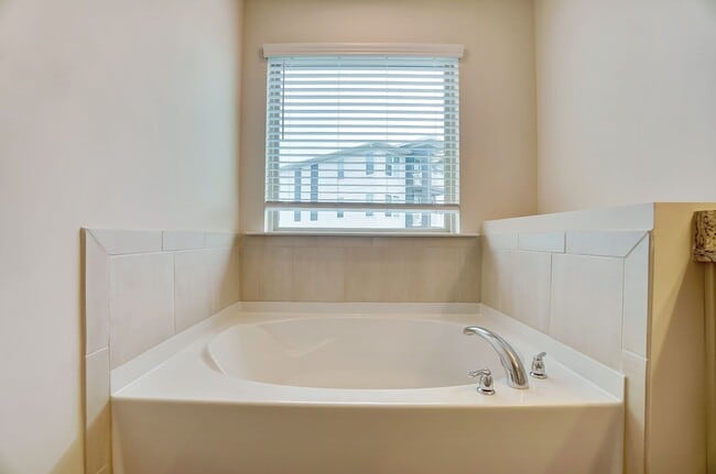 Building Photo - 3 Bedroom Townhome in Steele Creek!