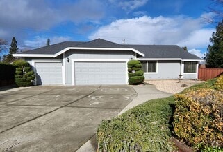 Building Photo - Spacious 4 Bed/2 Bath /1,970 square foot h...