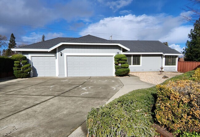 Primary Photo - Spacious 4 Bed/2 Bath /1,970 square foot h...