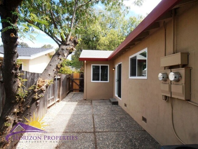Building Photo - 7009-7011 Zeeland Dr