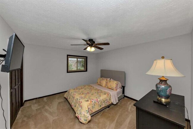 Building Photo - 3215 Redona Dr
