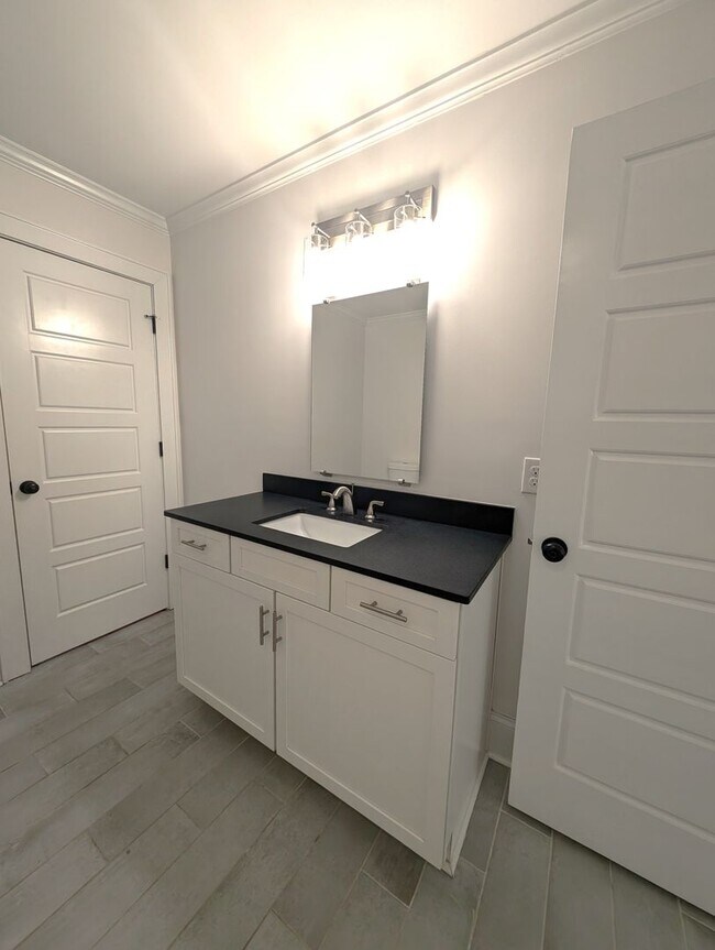 Building Photo - Plaza Midwood, Luxury 4 Bedroom/4 Bathroom Home!