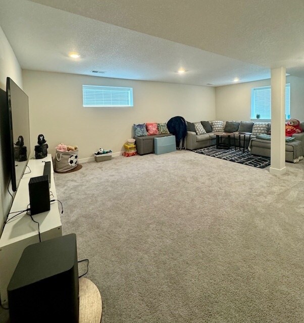 Building Photo - Large 4 Bedroom with Finished Basement - L...