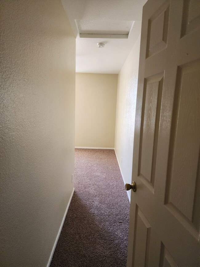 Building Photo - 3 Bedroom 2 Bath in HOA Community with Com...