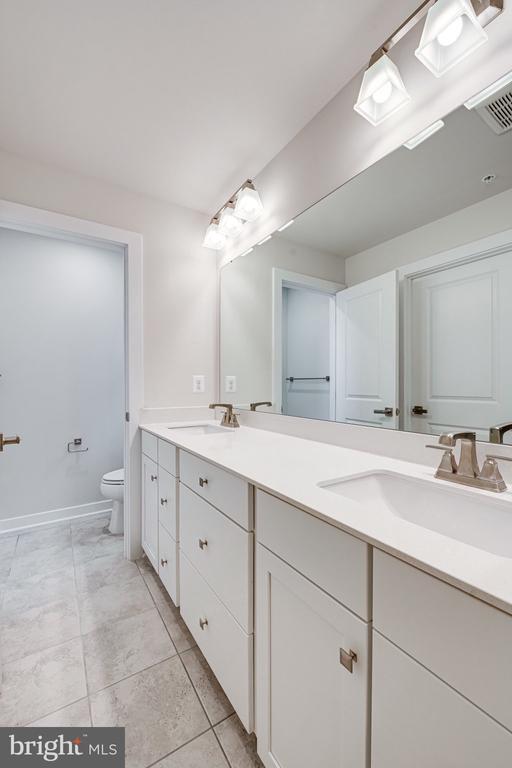 Building Photo - 14055 Sunrise Valley Dr