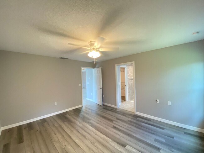 Building Photo - Desirable SW Ocala Neighborhood 3/2/2 - No Carpet- **WON'T LAST**