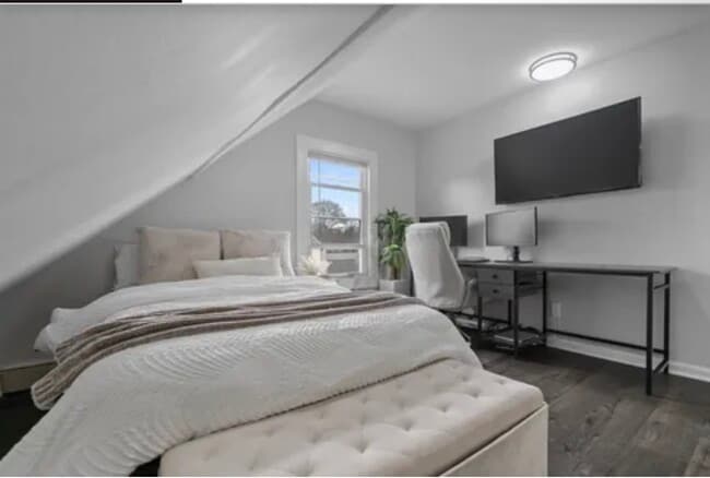 Building Photo - 50 Howe St