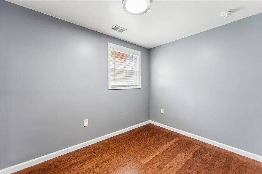 Building Photo - 3125 Ewart Dr
