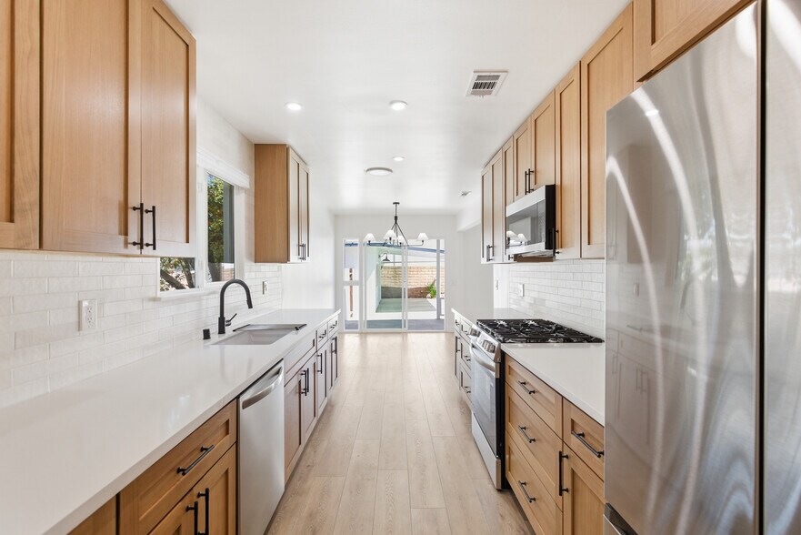 Building Photo - 16257 Los Alimos St